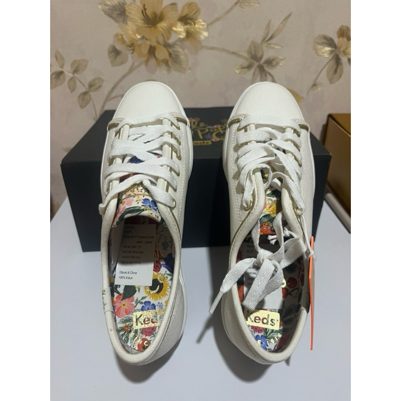 Sepatu putih Keds