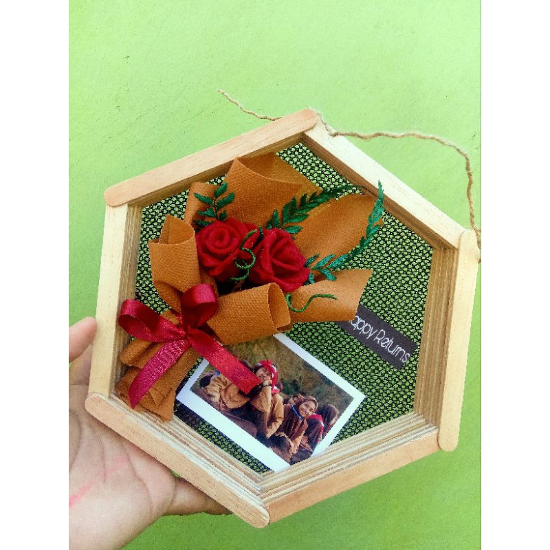 

1 paket Hexa Frame & mini snack buket Cocok untuk kado cowok,kado cewek,kado sahabat.