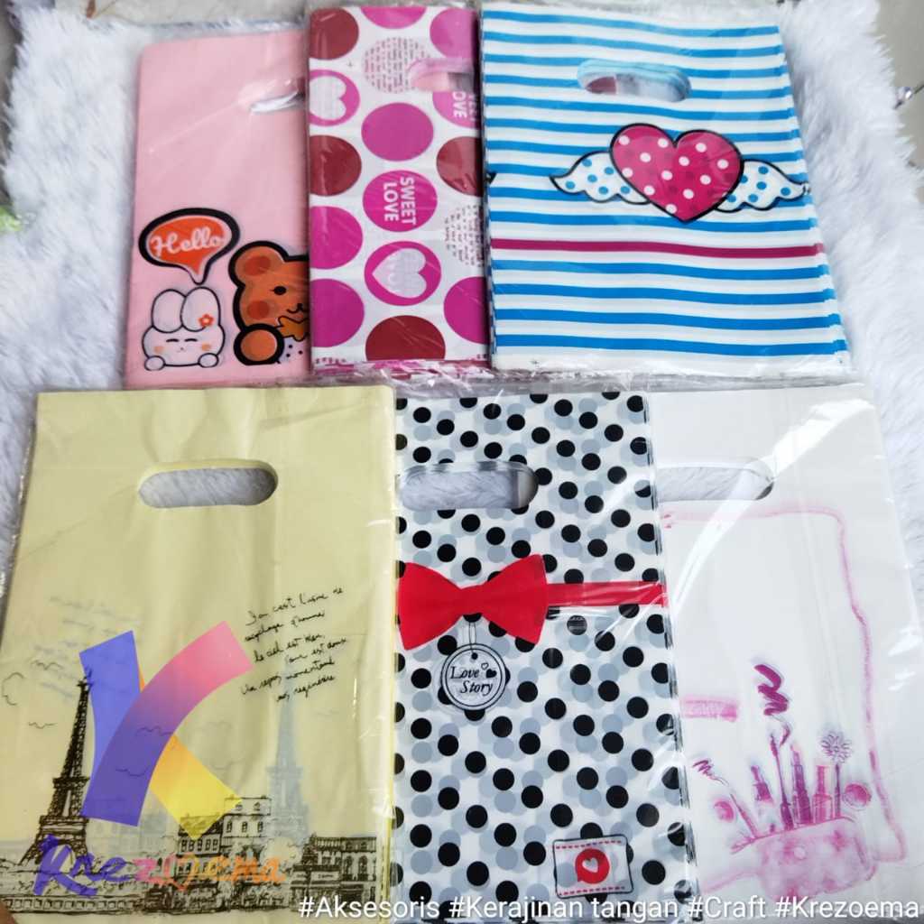 

Kresek motif kantong plong ukuran 15X20X3.5 banyak motif yang menarik isi-50biji