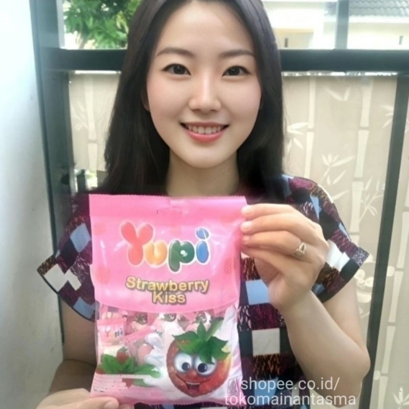 

Yupi 120gr Strawberry Kiss isi 50 pcs permen