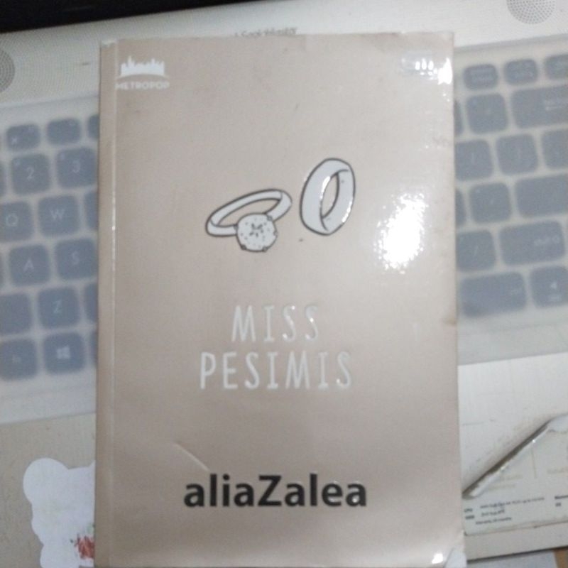 

preloved buku novel miss pesimis aliaZalea