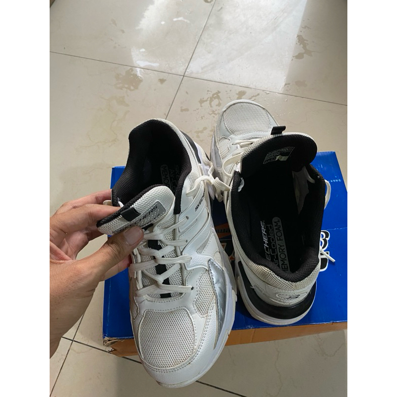 sepatu sketchers