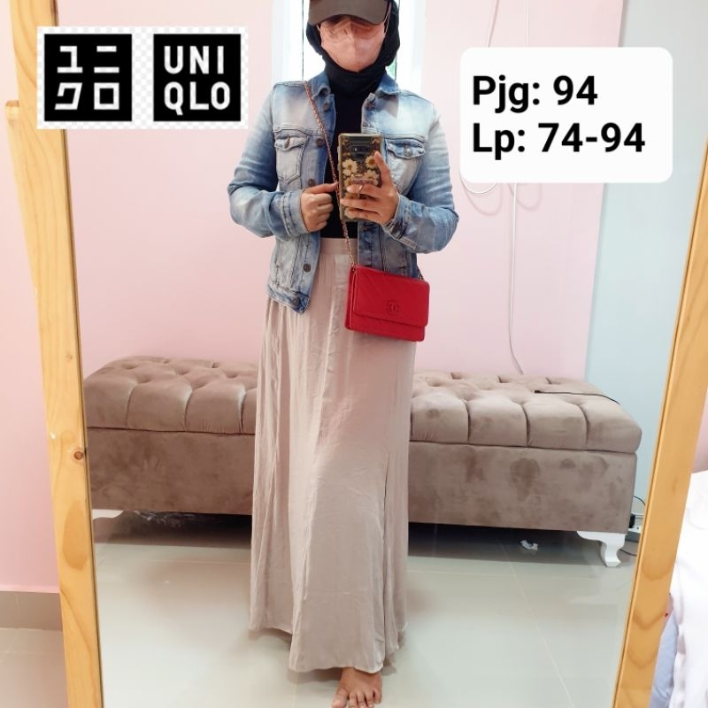 UNIQLO Rok Skirt Satin Shiny Wanita