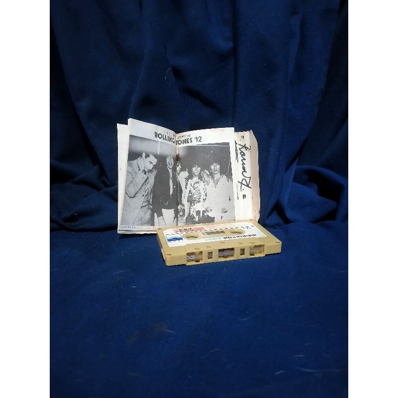 kaset pita the rolling stones the complete story of 12. Album Black and Blue. Baca deskripsinya