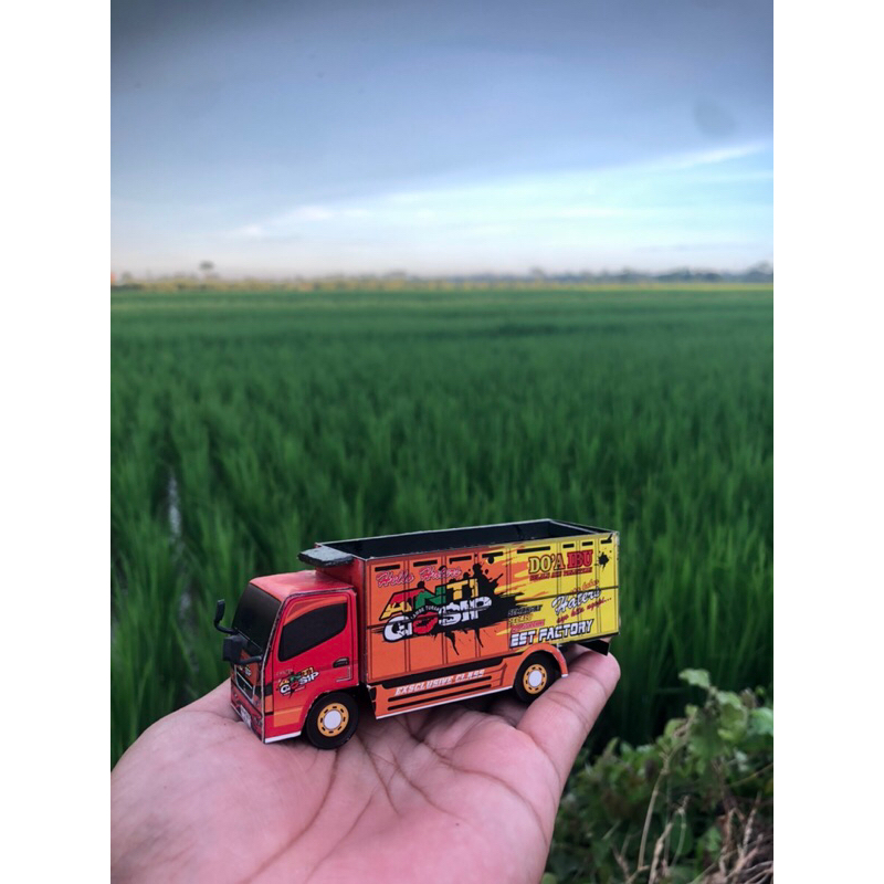 Miniatur Truk Canter Anti Gosip