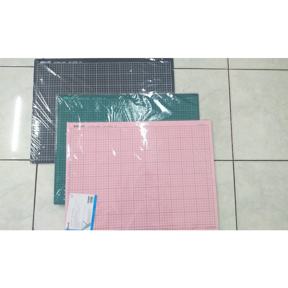 

Serbu Puas Cutting Mat ukuran A2 made in taiwan KwTrio 9Z22 PINK HITAM HIJAU