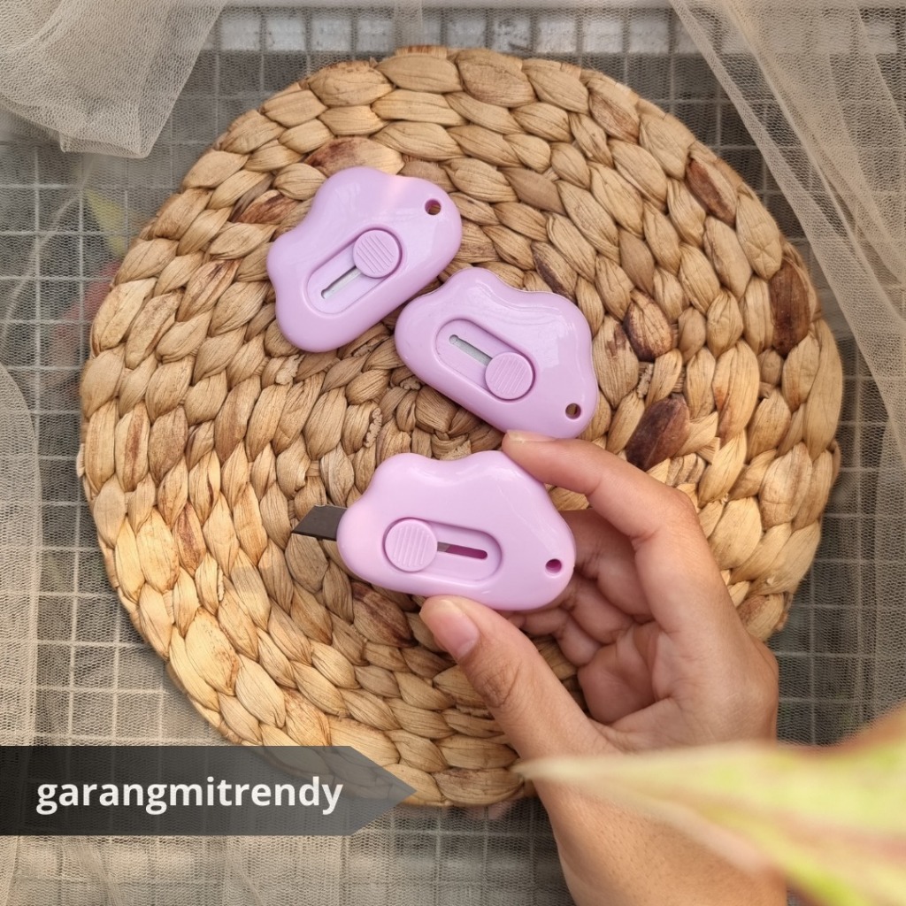 

Cutter Mini Pisau Pemotong Kertas Karakter Lucu / Pisau Kecil Mini Model Awan / Alat Potong Kertas Plastik Perlengkapan ATK Sekolah Unboxing Paket