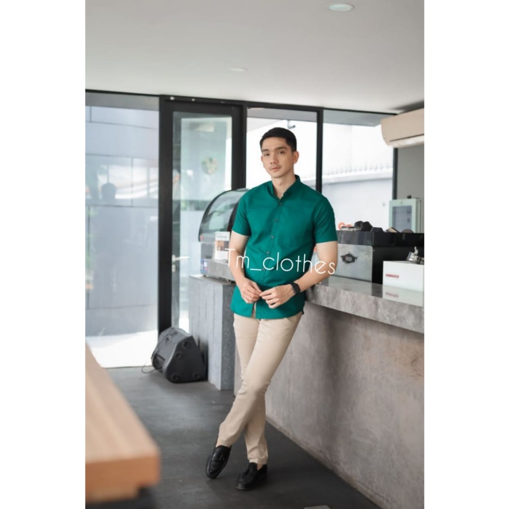 Kemeja Hijau Botol Polos Pria Cowok Lengan Pendek Slimfit Casual Murah Kekinian