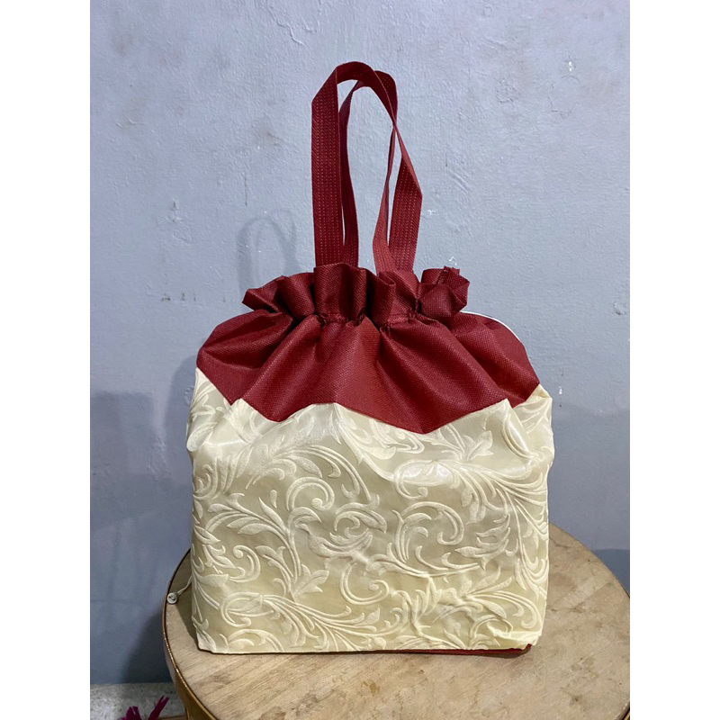 

(1 LUSIN = 12 PCS) GOODIE BAG TAS HAJATAN SERUT EMBOS PREMIUM 22x22 TINGGI 30 CM / TAS BERKAT / TAS NASI KOTAK / TAS BELANJA