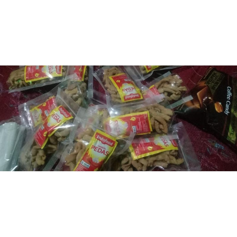 

Usus Krispi Kekinian 0.3 ons Plus saus Indofood