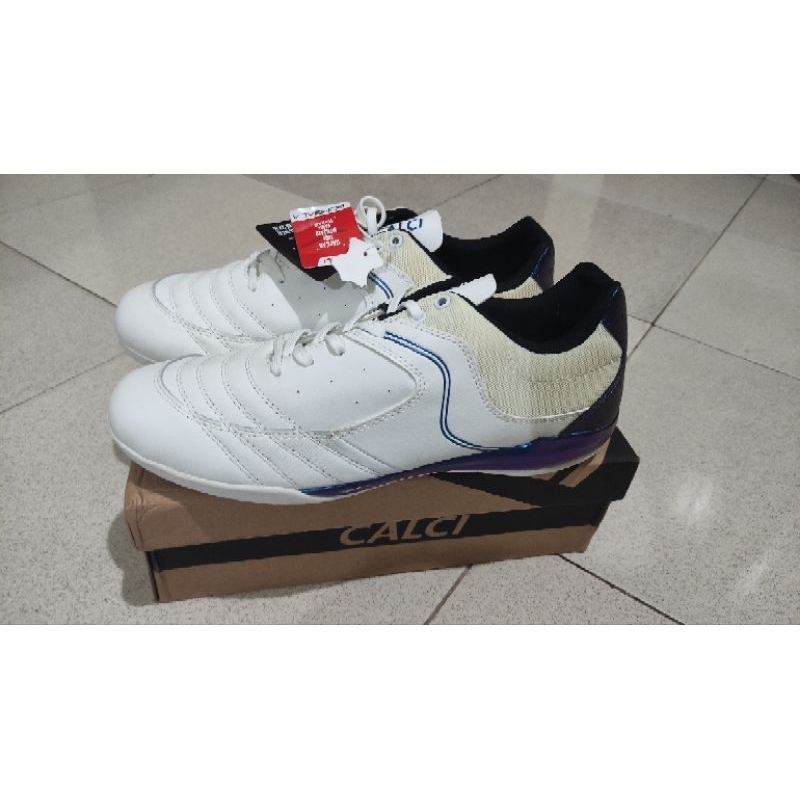 SEPATU FUTSAL - CALCI BOMSALA WILLOW ELITE - WHITE CHAMELEON 45