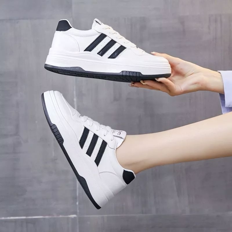 sneakers casual korean style wanita fashion hitam putih
