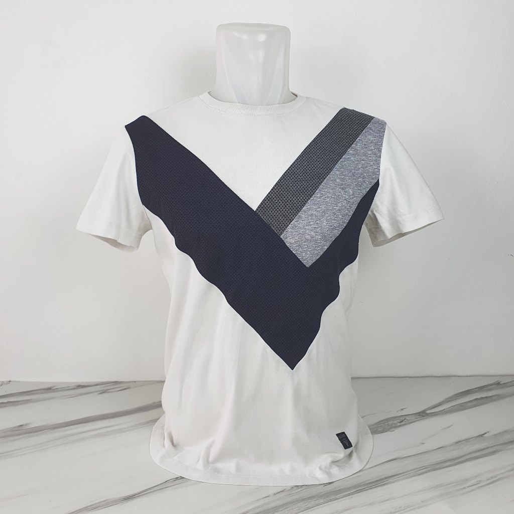 Baju Kaos GUESS - Size S - Lebar Dada 49 cm - Original 100%