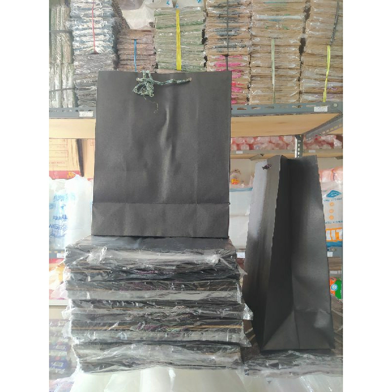 

PAPER BAG UKURAN (R6) 20 X 25X11 HITAM (TAS KERTAS / TAS HAJATAN)