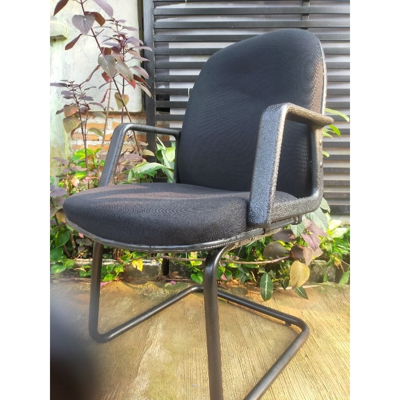 kursi kantor kaki besi