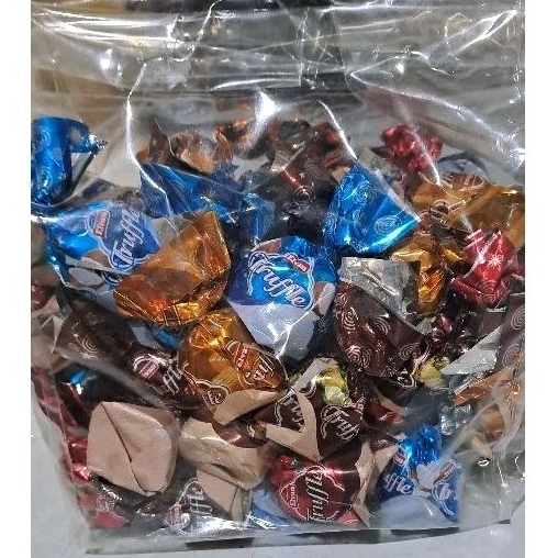 

coklat truffle dengan mix rasa ada strawbery, coconut, coklat dan caramel isi 1kg