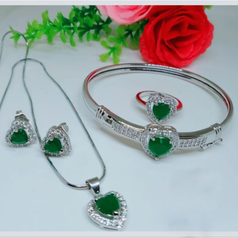 Perhiasan wanita set mata hijau love silver titanium terlaris