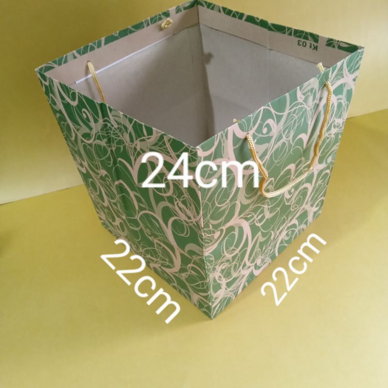 

paperbag batik kotak ukuran 22x22x24cm isi 12pcs/pack