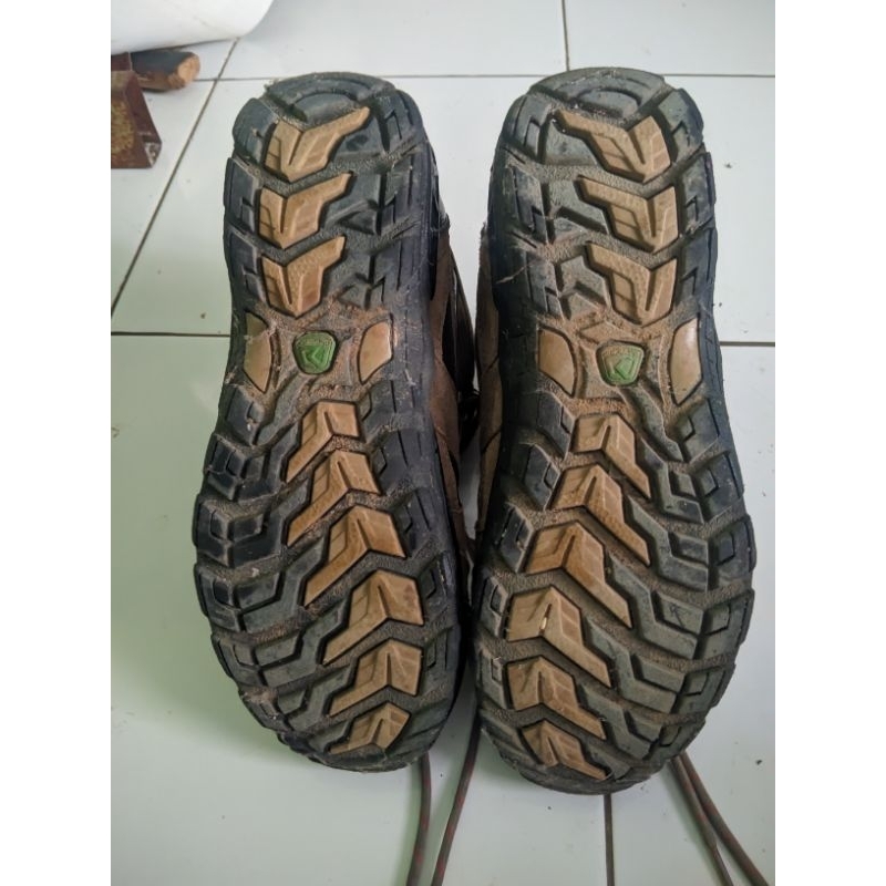 sepatu bekas
