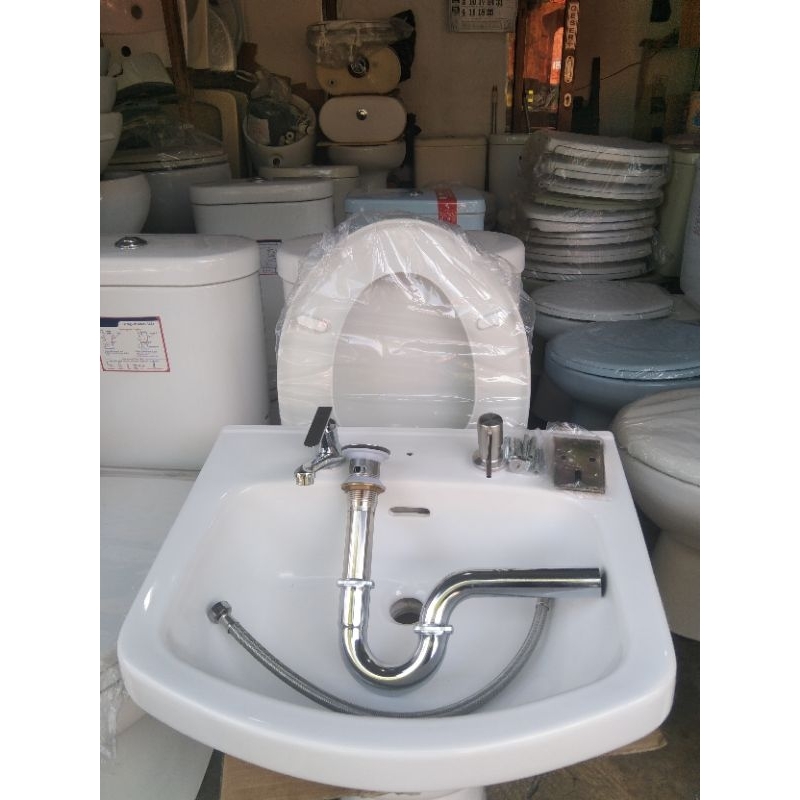 wastafel merk Toto warna putih tipe LW220J kondisi second