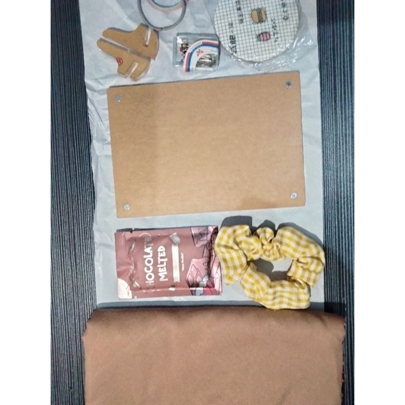 

PAKET 2 HAMPERS