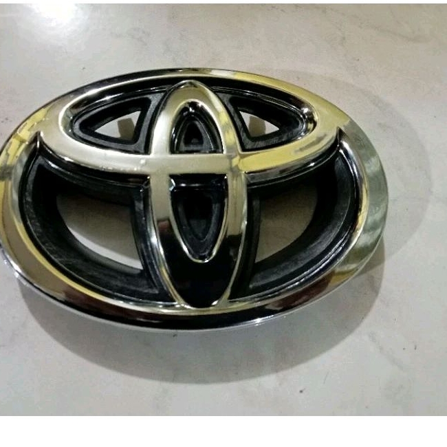Logo Emblem gril bumper depan Toyota Innova depan asli original th 2012-2015
