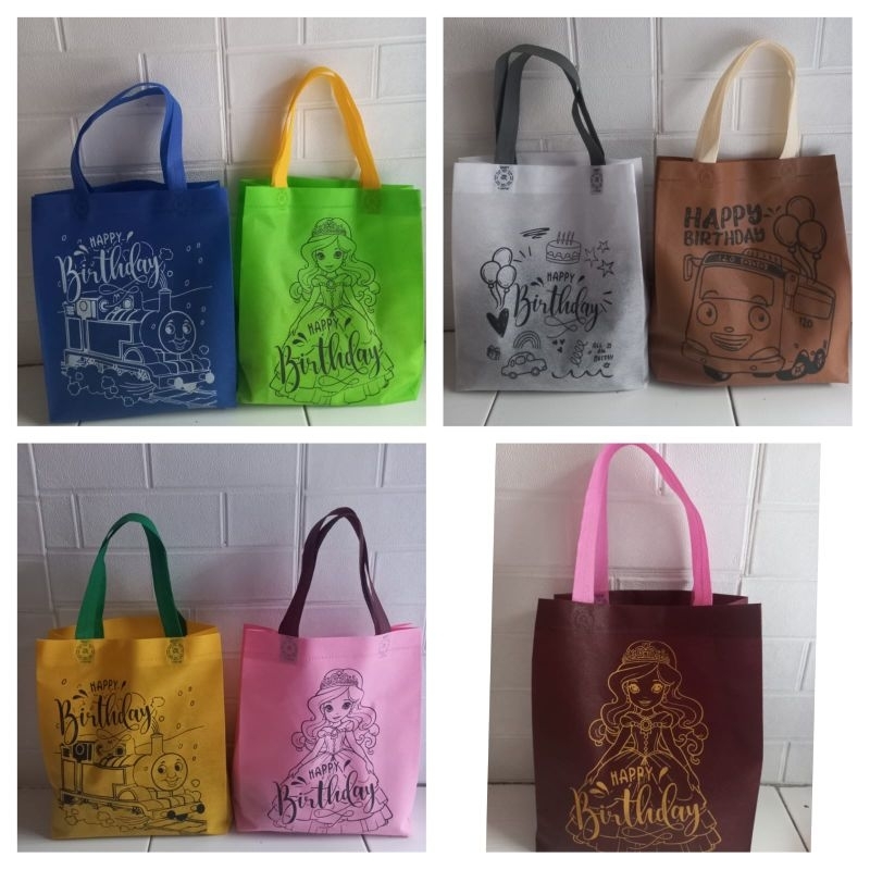 

TAS GOODIE BAG SOUVENIR SPUNDBOND HANDLE BAG EDISI ULANG TAHUN UKURAN 25×35×8