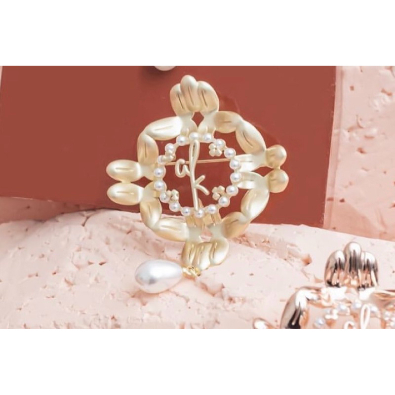 Jardin Brooch Wearing Klamby