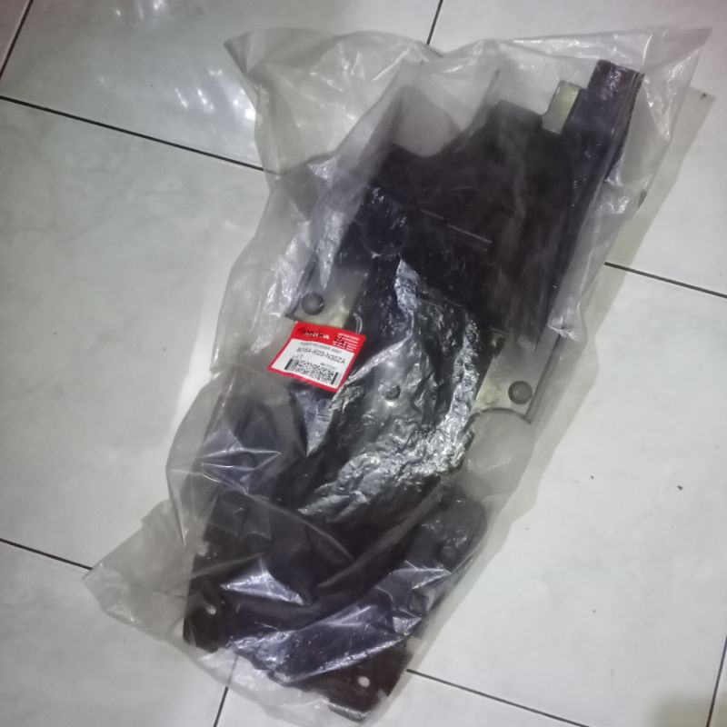 8015AK03N30ZA Spakbor kolong belakang Revo F1 injeksi/Revo X ori AHM