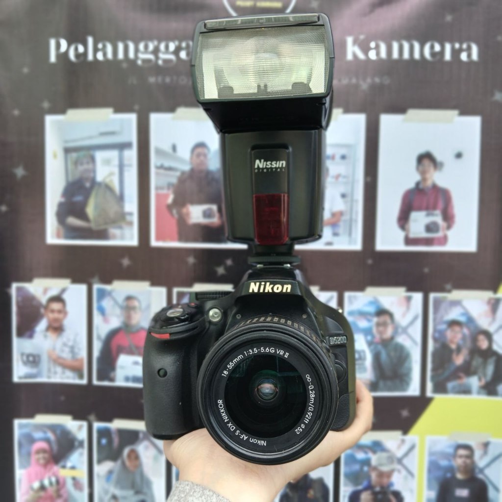 Nikon D5200 + lensa kit 18-55mm VR II Second + Flash External Nissin (Kamera DSLR)