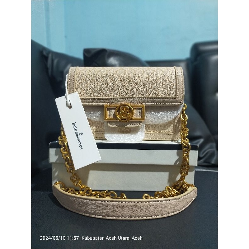 Izzy Sling Bag Beige Buttonscarves