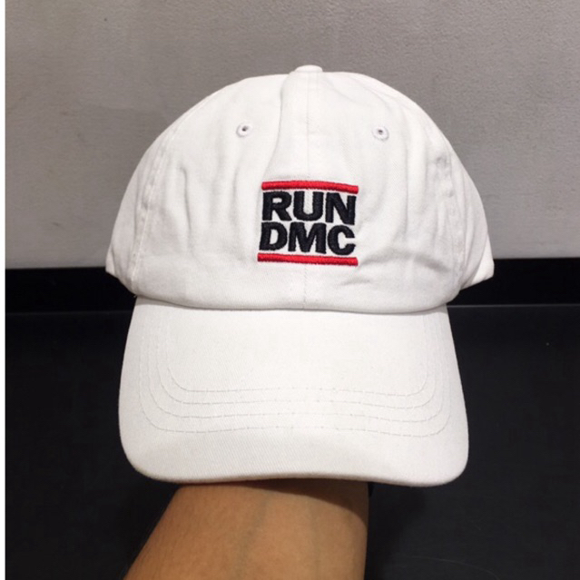 Topi RUN DMC Copyright 2022 RUN-DMC BRAND, LLC.