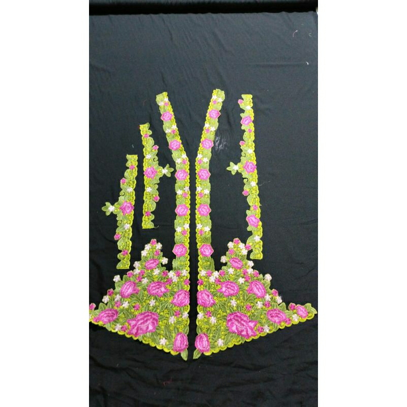 Renda kebaya biasa.Warna dasar hijau muda. Bunga melati warna pink panta