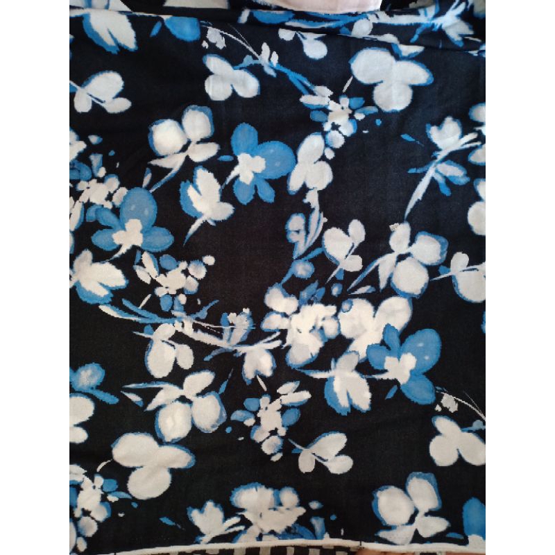 KAIN MULTI WOLFIS MOTIF BUNGA BIRU PUTIH DASAR HITAM (170 cm = Rp 48.000)