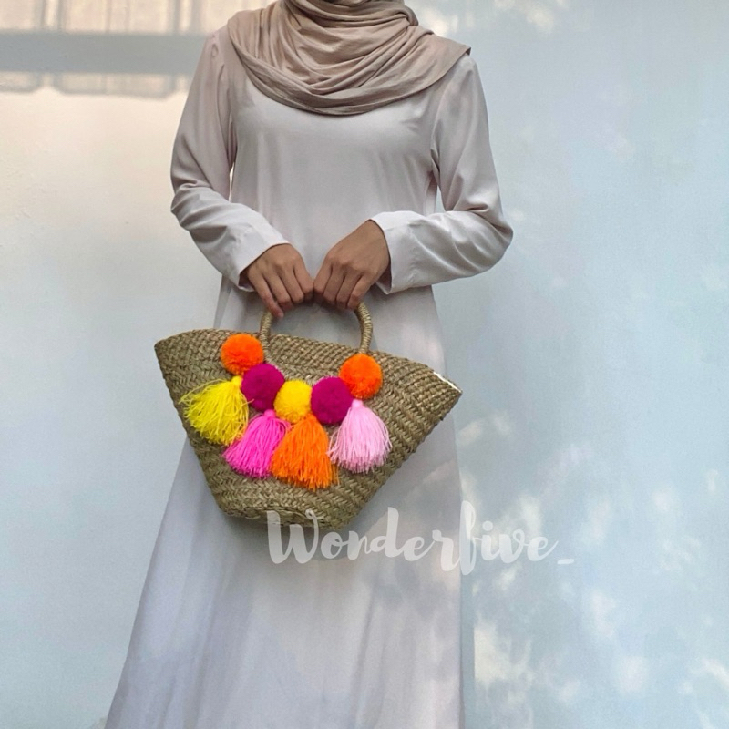 Tas Anyaman Mendong Pandan Natural Handle Rotan Mix Pompom Tassel