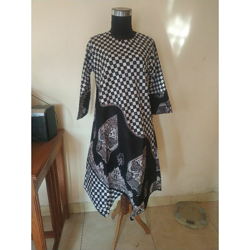 tunik batik motif wayang hitam putih.