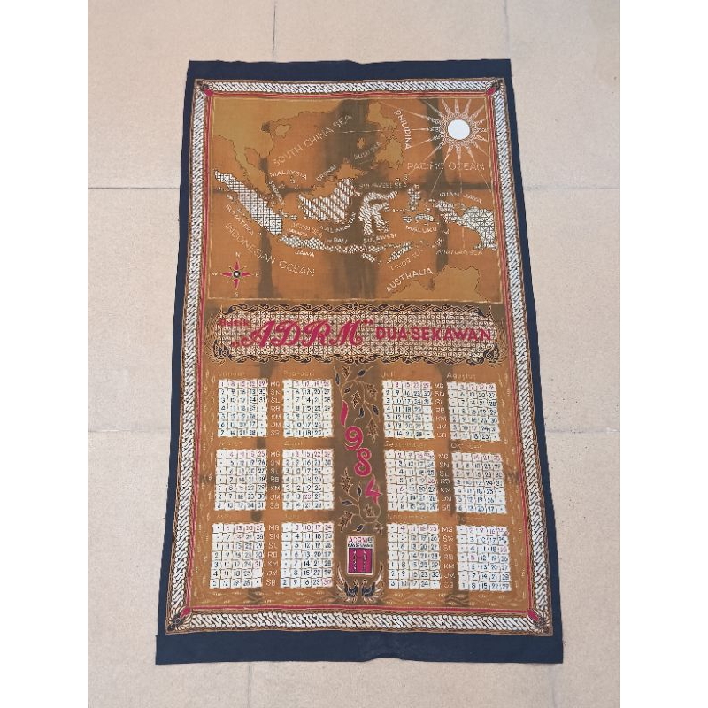 

Kalender lawas berbahan kain tahun 1984 'Batik ADMR dua sekawan