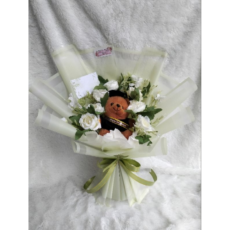 bucket bunga mawar dan boneka wisuda