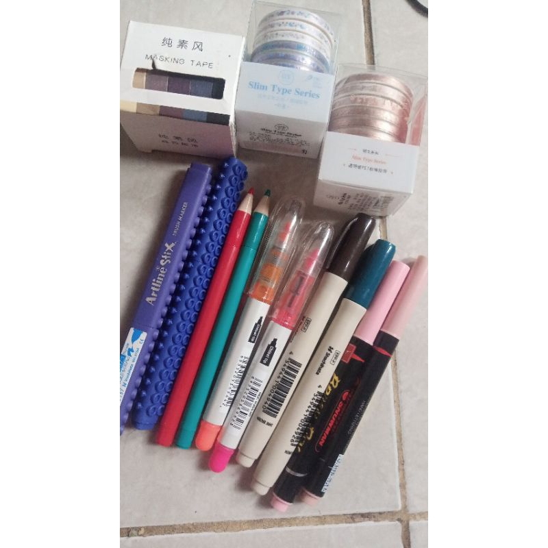 

alat tulis brush pen masking tape
