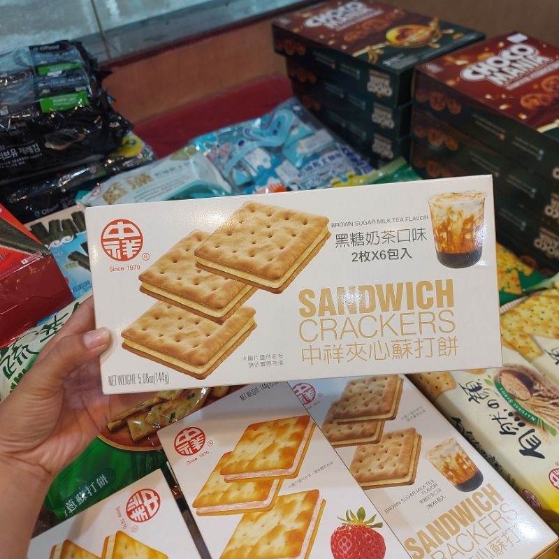 

biskuit chung hsiang sandwich crackers brown sugar milk tea 144g biscuit krekers