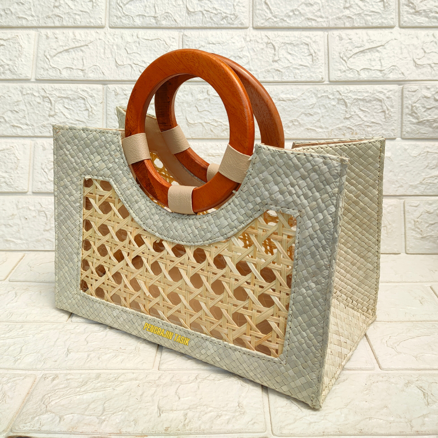 Tas Anyaman Pandan Motif Bambu Anyam Gagang Kayu Tas Handle Wanita Etnik