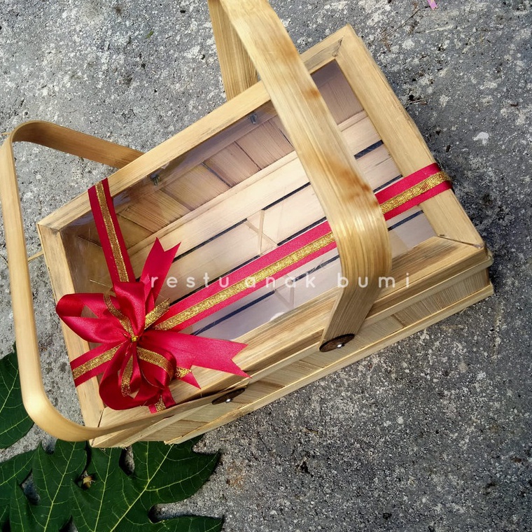 

Hemat Spesial kotak seserahan premium uniq wadah roti kue Keranjang Bambu Parcel Flat 3x2 pita merah list emas nikahanseserahanhampersbingkisanweddinghadiahgiftboxkeranjangwadah makanangiftsembakoroticakenasicateringnasi boxfoodlamaran