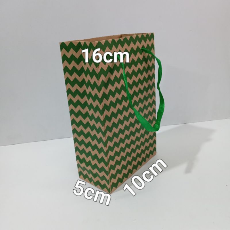 

paperbag motif garis zigzag ukuran (10×5×16)cm isi 12pcs/pack