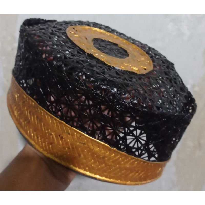 peci anyaman bambu motif matahari putih hitam emas