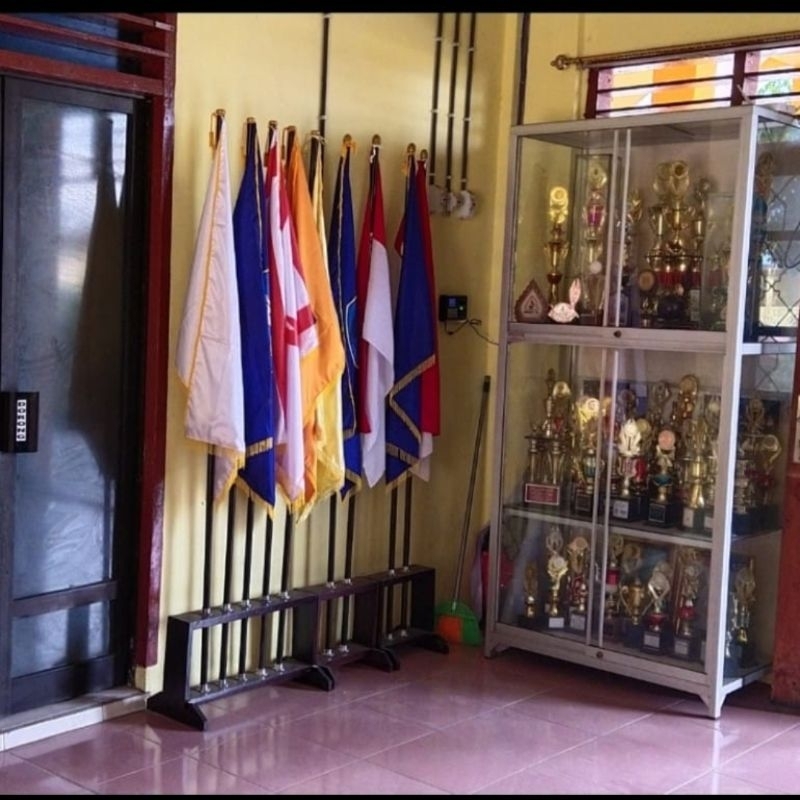 

PAKET lengkap tatakan bendera isi 10 lubang plus tiang dan 7 bendera bordir custom terlampir