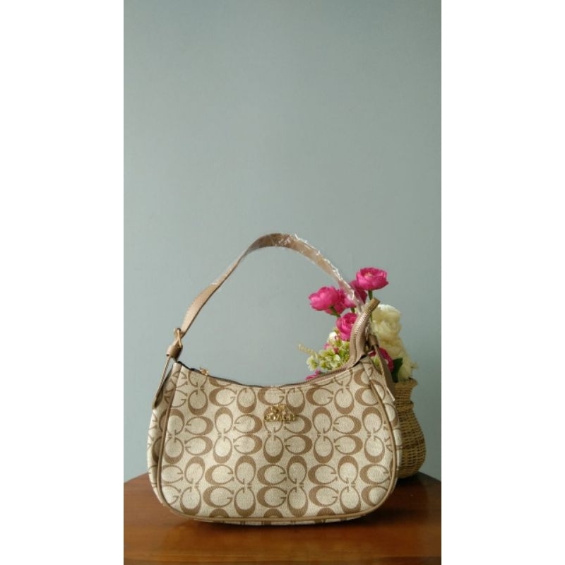 Tas wanita coach warna mocca model bulan sabit bahan kulit