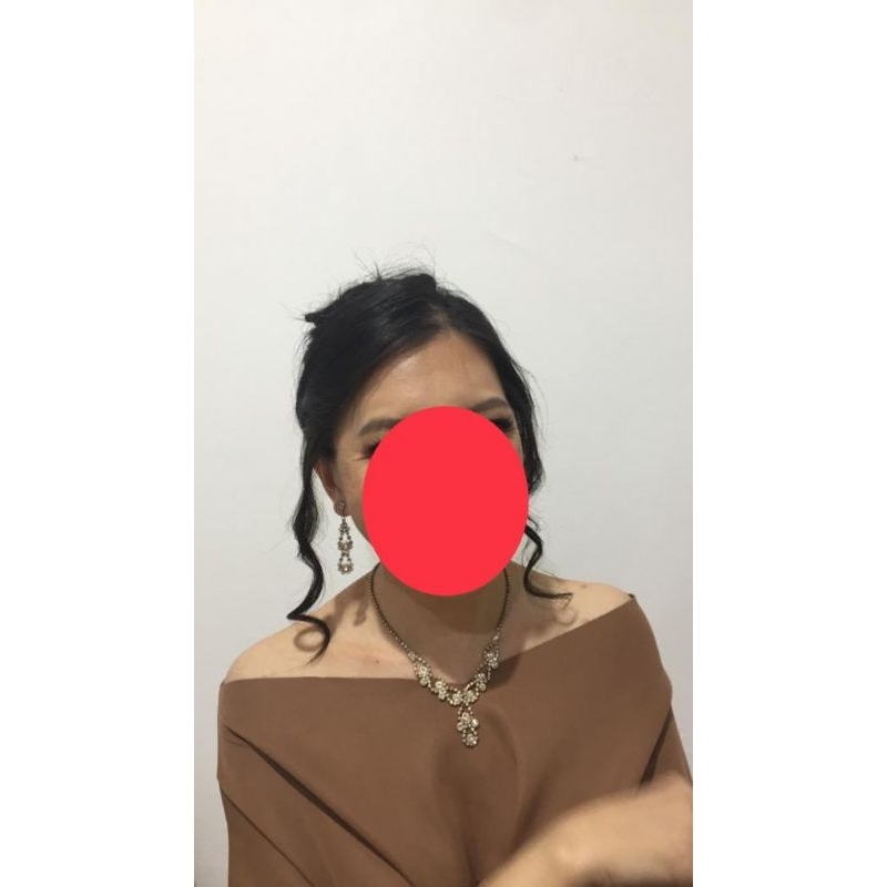 B) Gaun pesta wanita remaja pundak terbuka (sabrina) lengan pendek coklat.