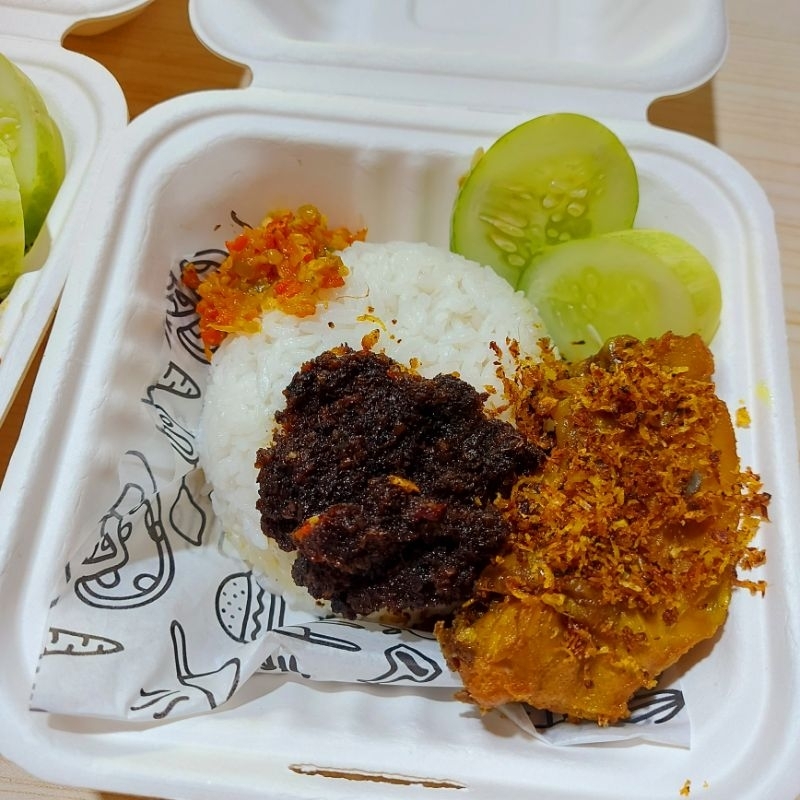 

Nasi ayam Madura ready to eat