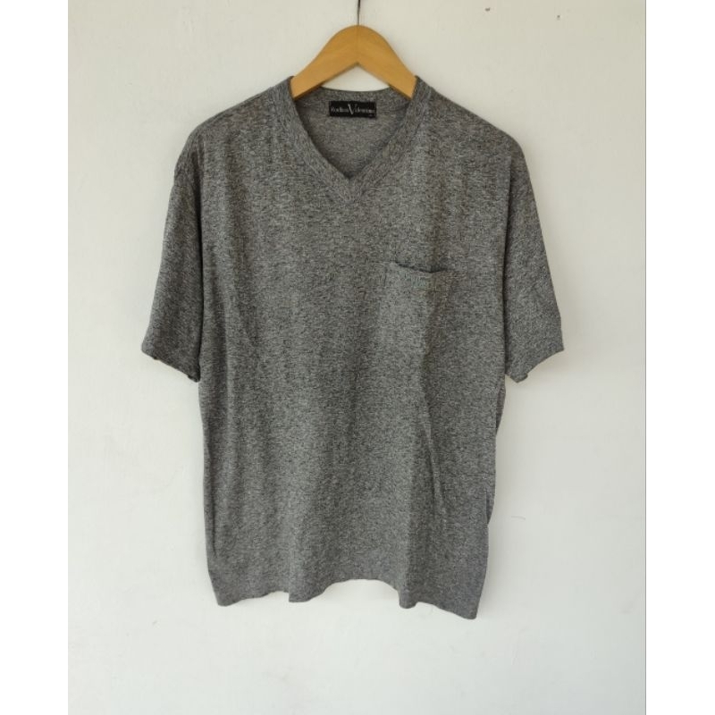 KAOS OBLONG KATUN V-NECK POCKET RODHOS VALENTINO