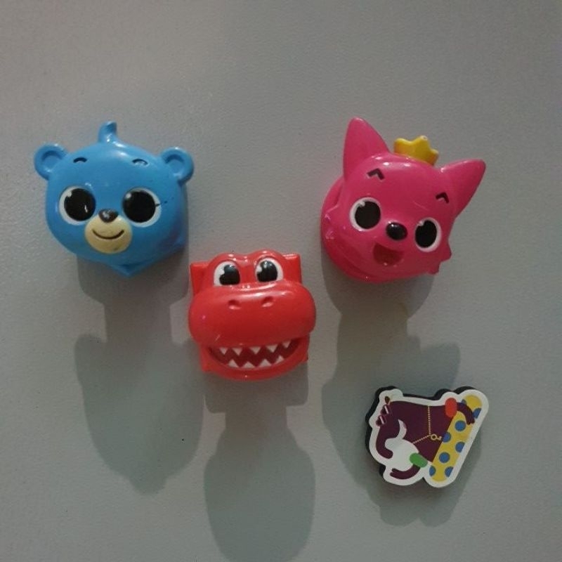 Preloved Magnet kulkas // mainan magnet pinkfong ( dapat semua )
